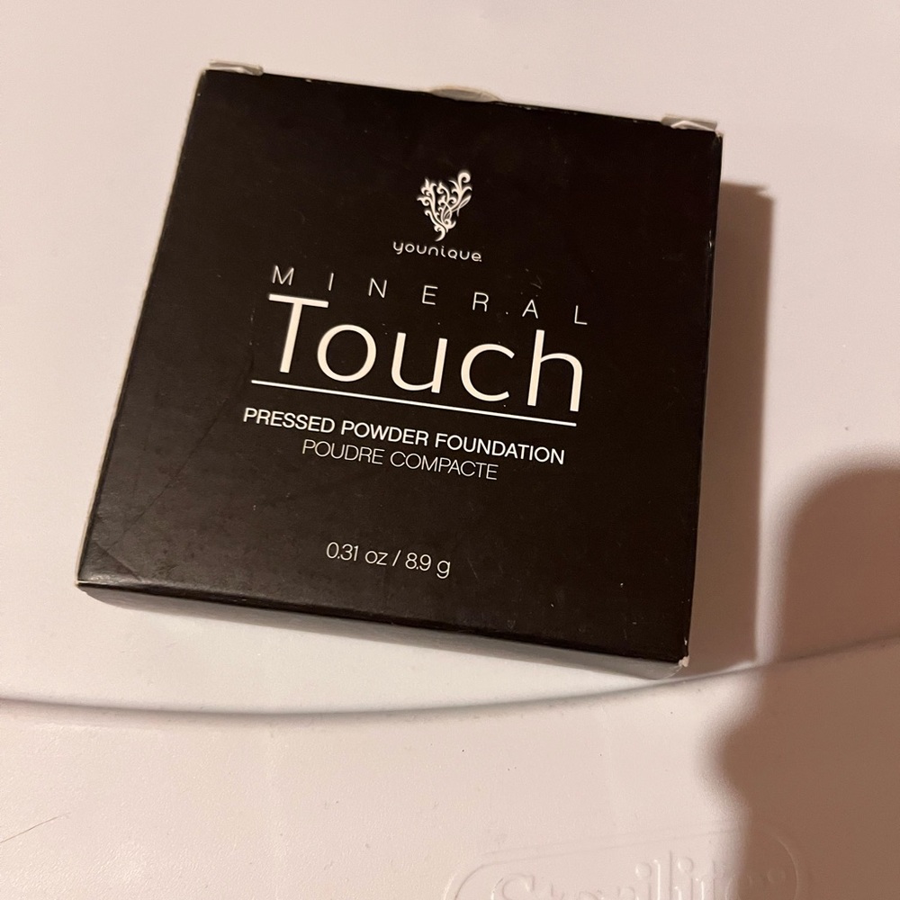 Younique pressed powder foundation velour